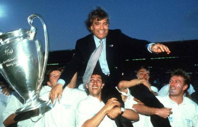 830x532_bernard-tapie-alors-president-om-fete-joueurs-apres-victoire-contre-milan-ac-27-mai-1993.jpg