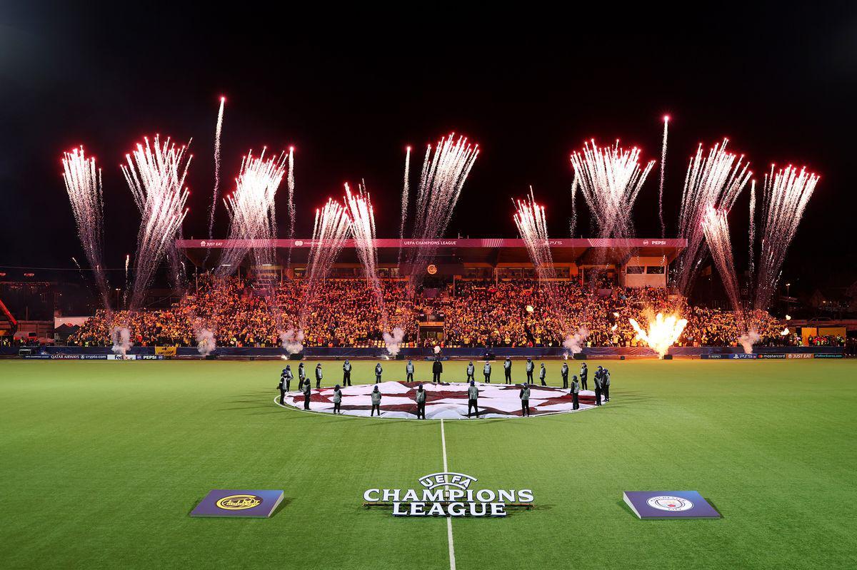 世界杯客户端升级下载-曼晚：大量未买到票的曼城球迷也随队远征挪威客场，甚至有人爬树上看球